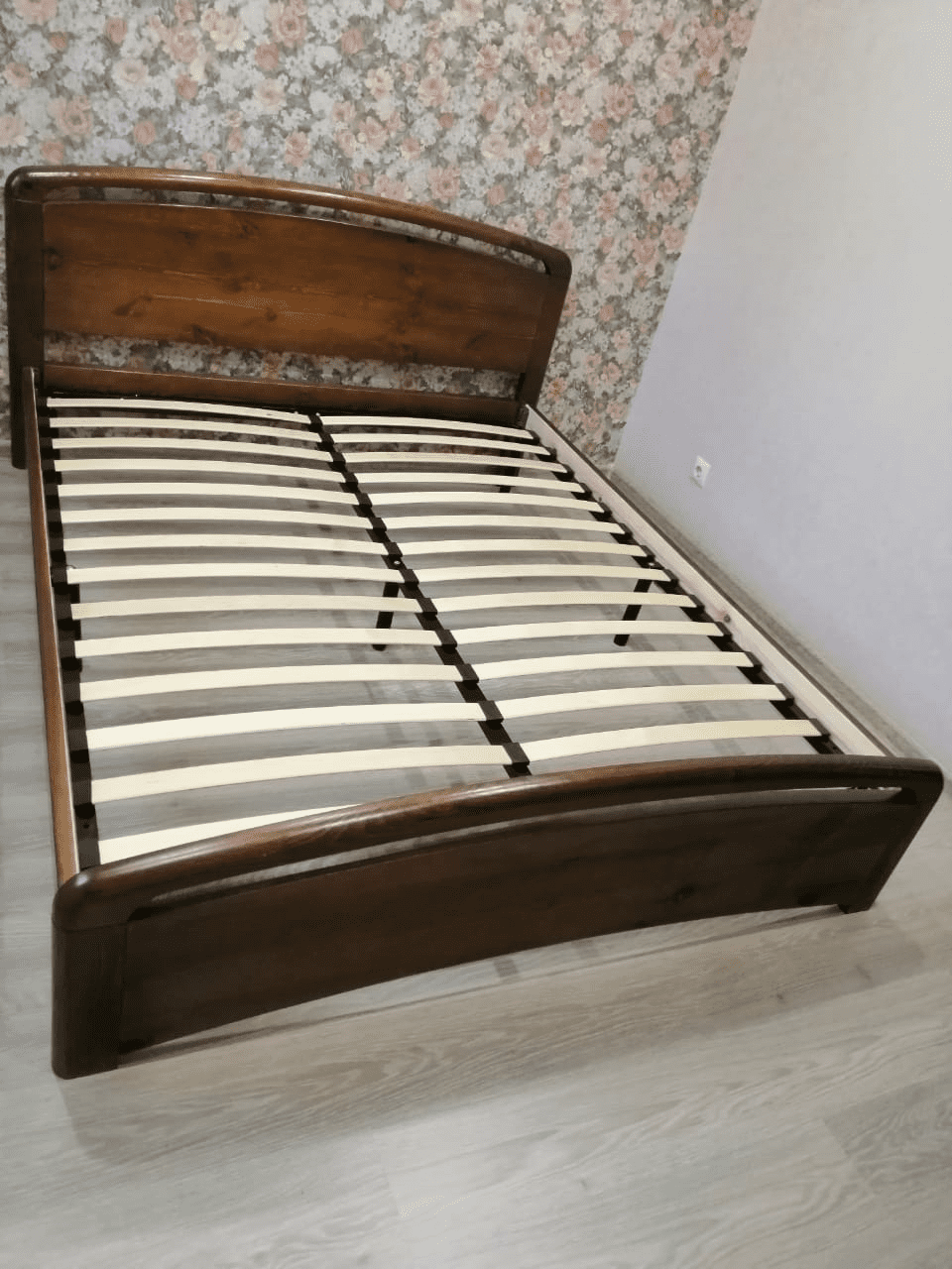 двуспальная кровать из массива с подъемным механизмом 160х200